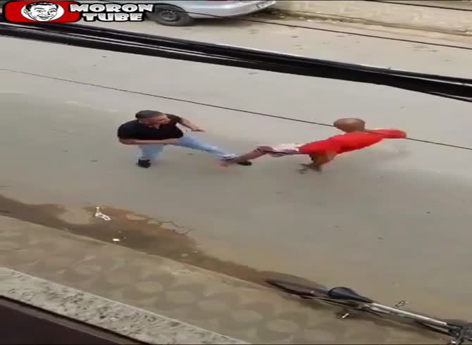 Video :Tying your shoelaces during a fight a bad idea